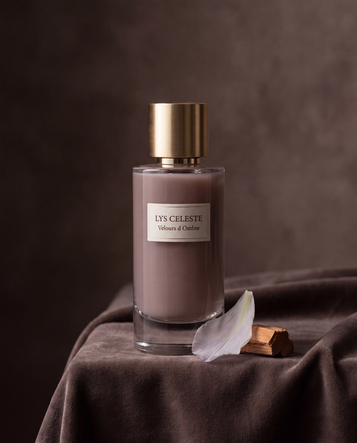 Flacon Velours d’Ombre : liquide mauve-taupe fumé, drapé de velours sombre, pétale d’iris et bois de santal.